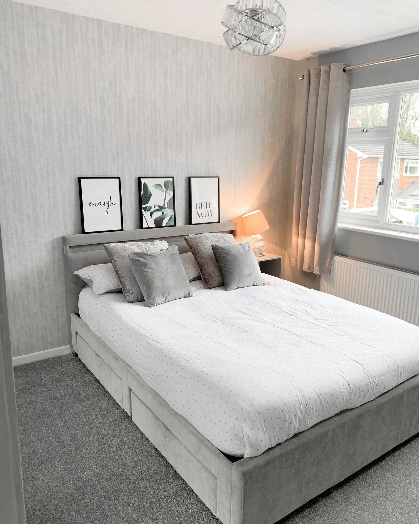 آرامش خاکستری نرم با هنر دیواری مینیمال در اتاق خواب