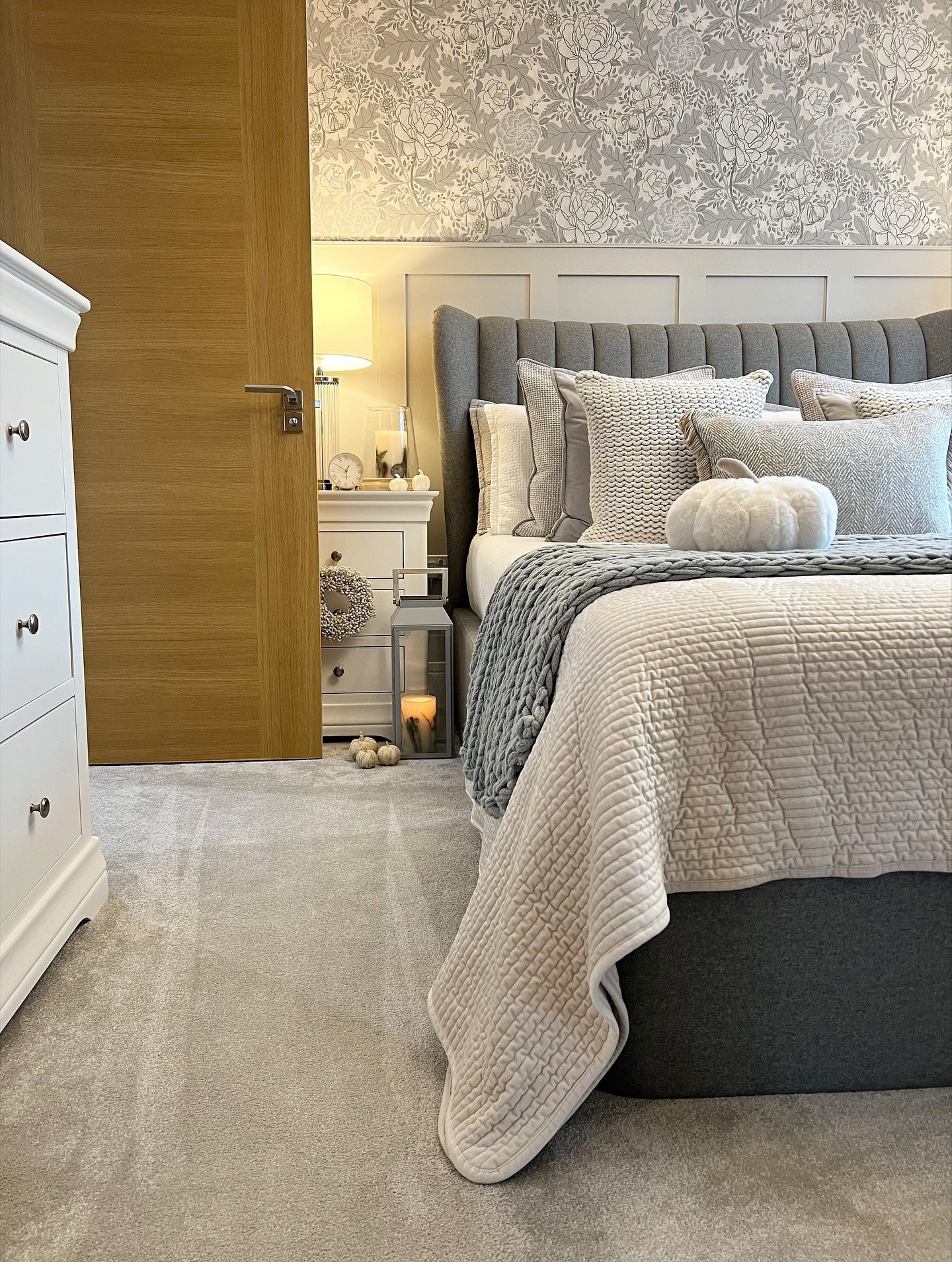 اتاق خواب خنثی‌ دنج با پایه خاکستری نرم