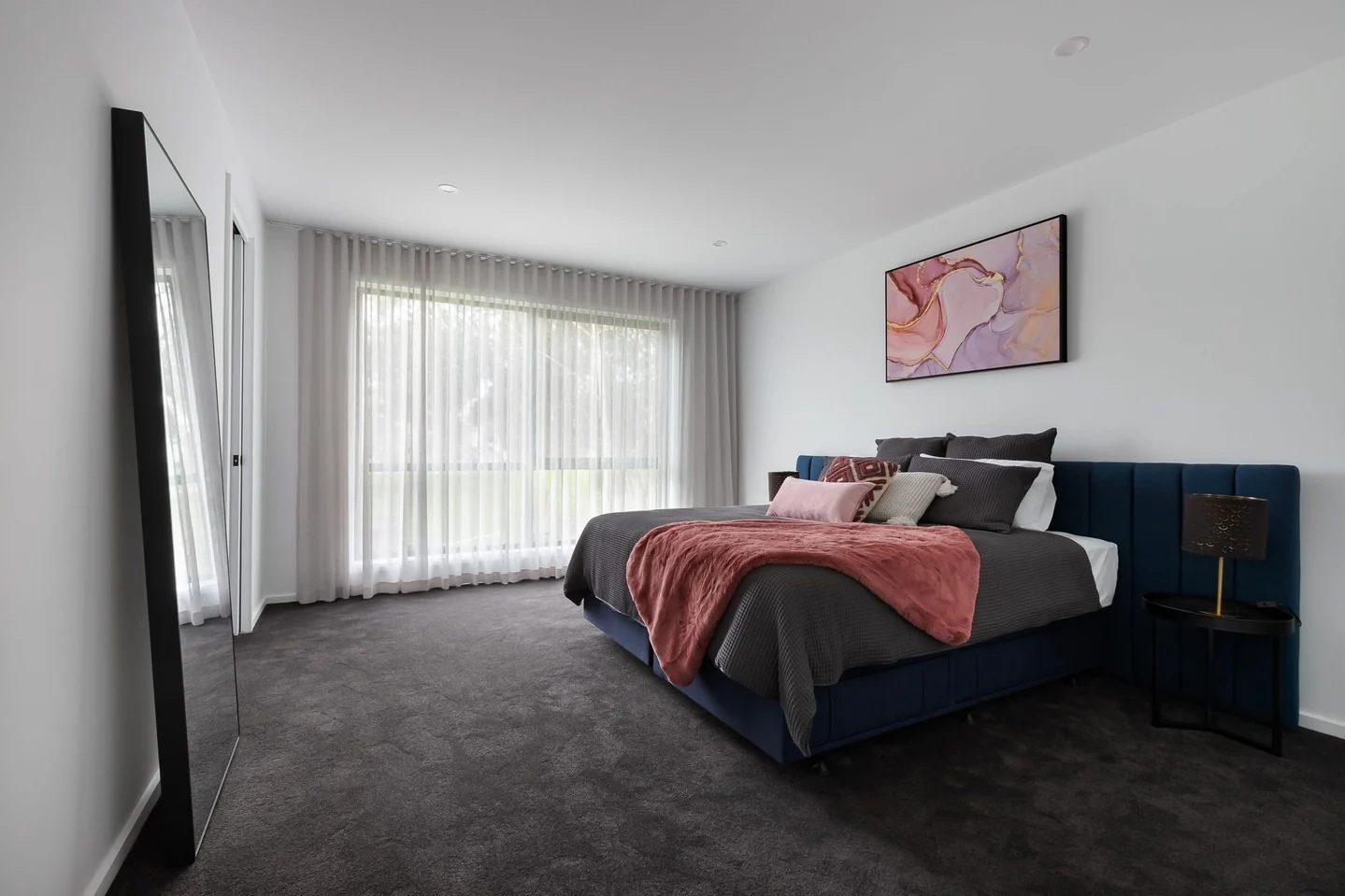 اتاق خواب مینیمال مدرن با لایه‌های ذغالی