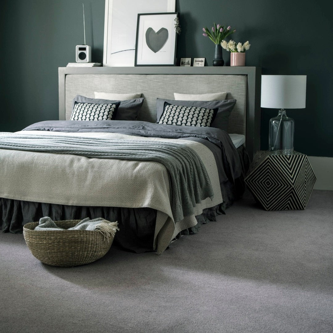 تضاد خاکستری و آبی تیره با بافت‌های لایه‌ای