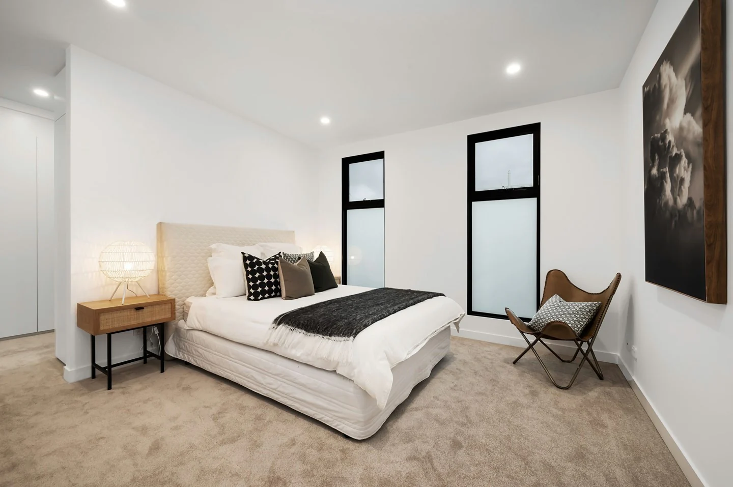 تضاد گرم بژ و مشکی روی موکت خاکستری اتاق خواب