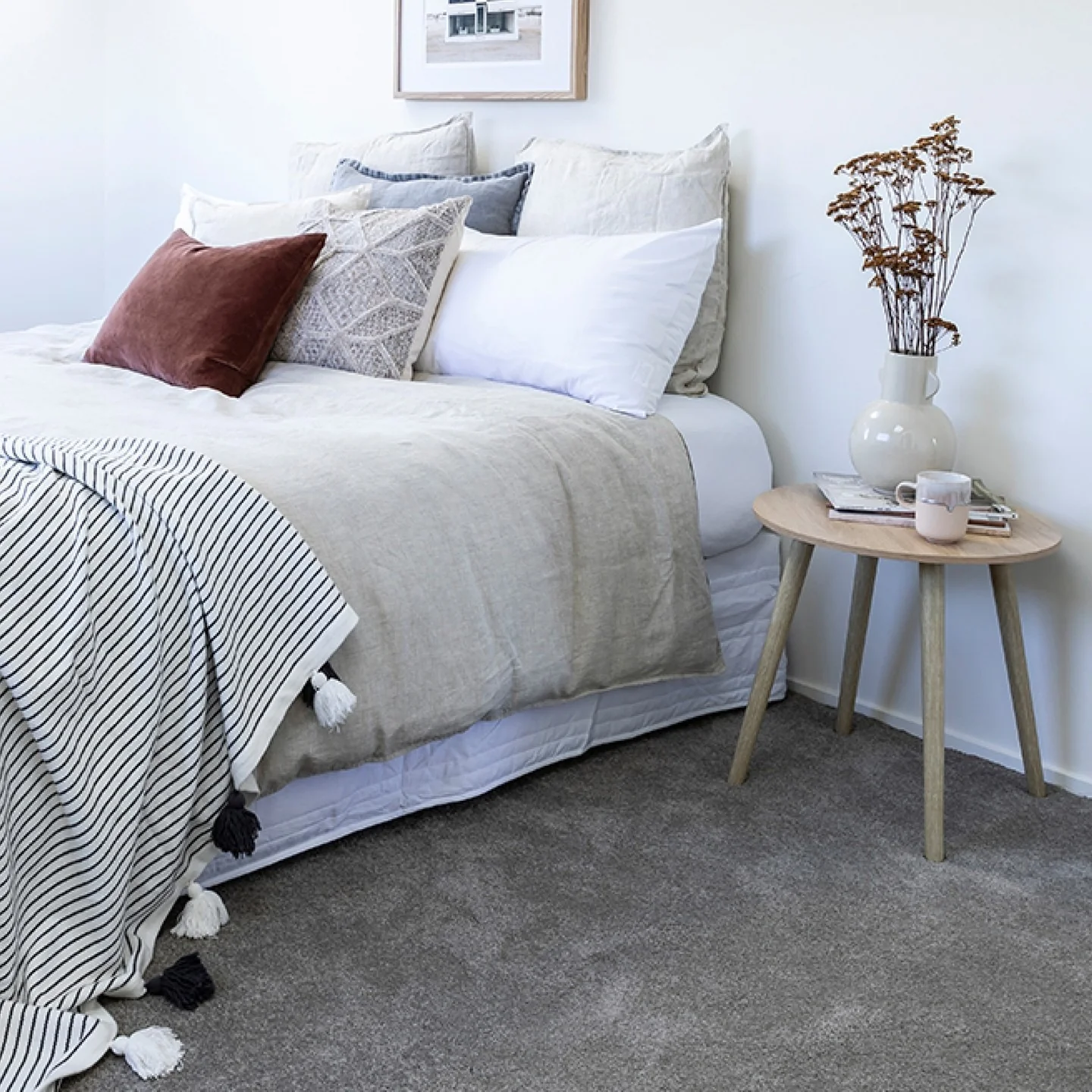 خنثی‌های روشن و هوایی روی موکت خاکستری مخملی