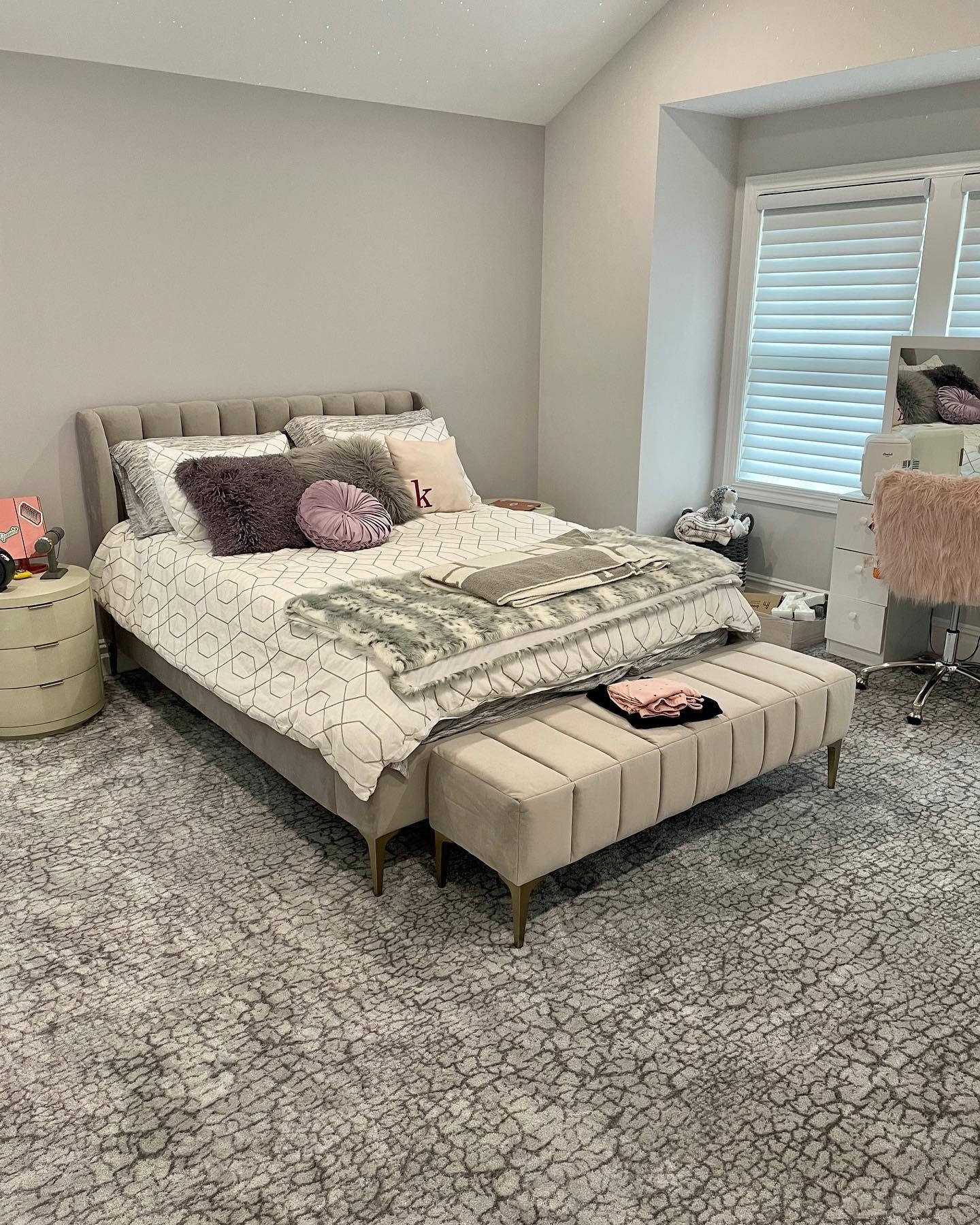 دکوراسیون اتاق خواب با موکت خاکستری