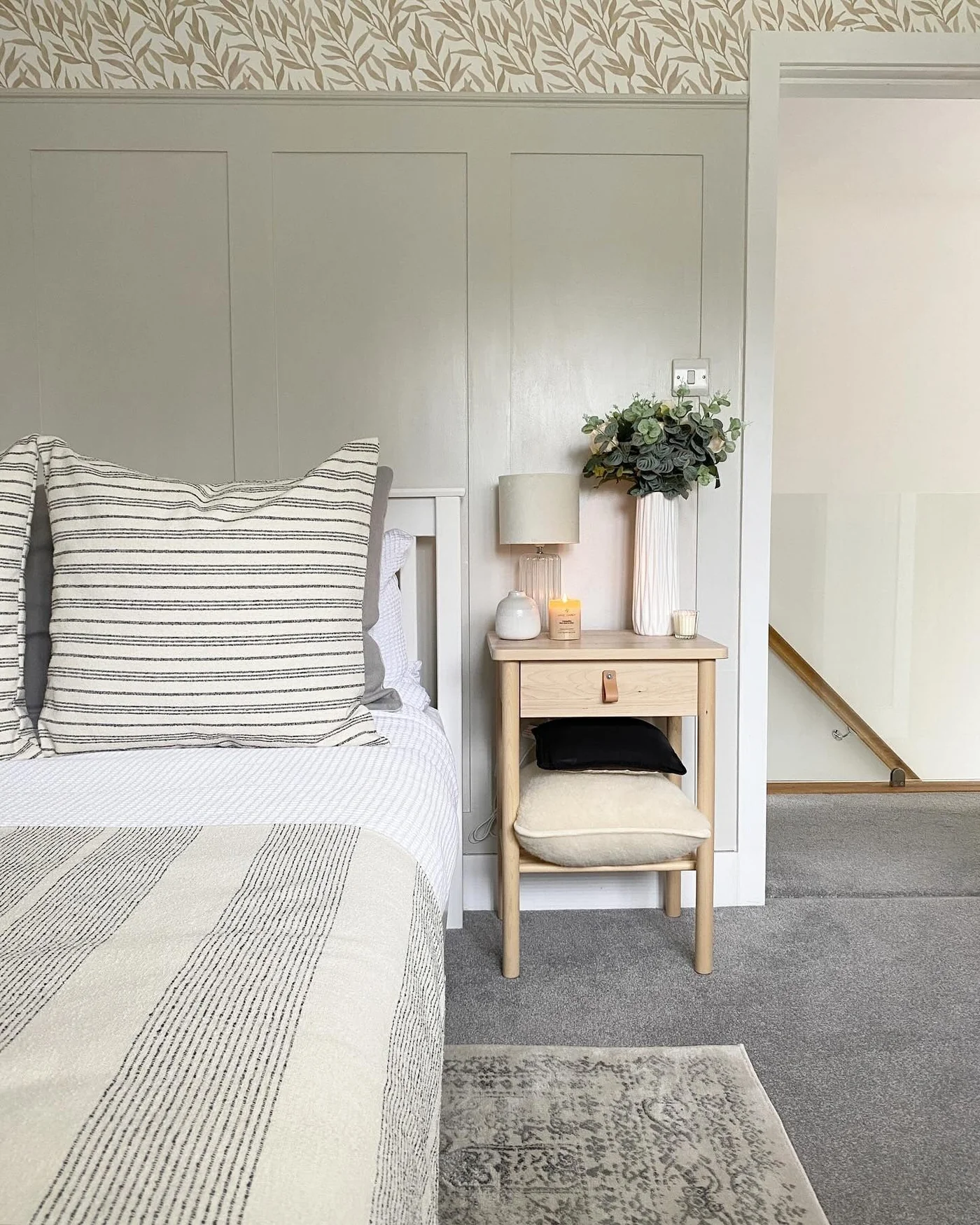 دکوراسیون اتاق خواب با موکت خاکستری