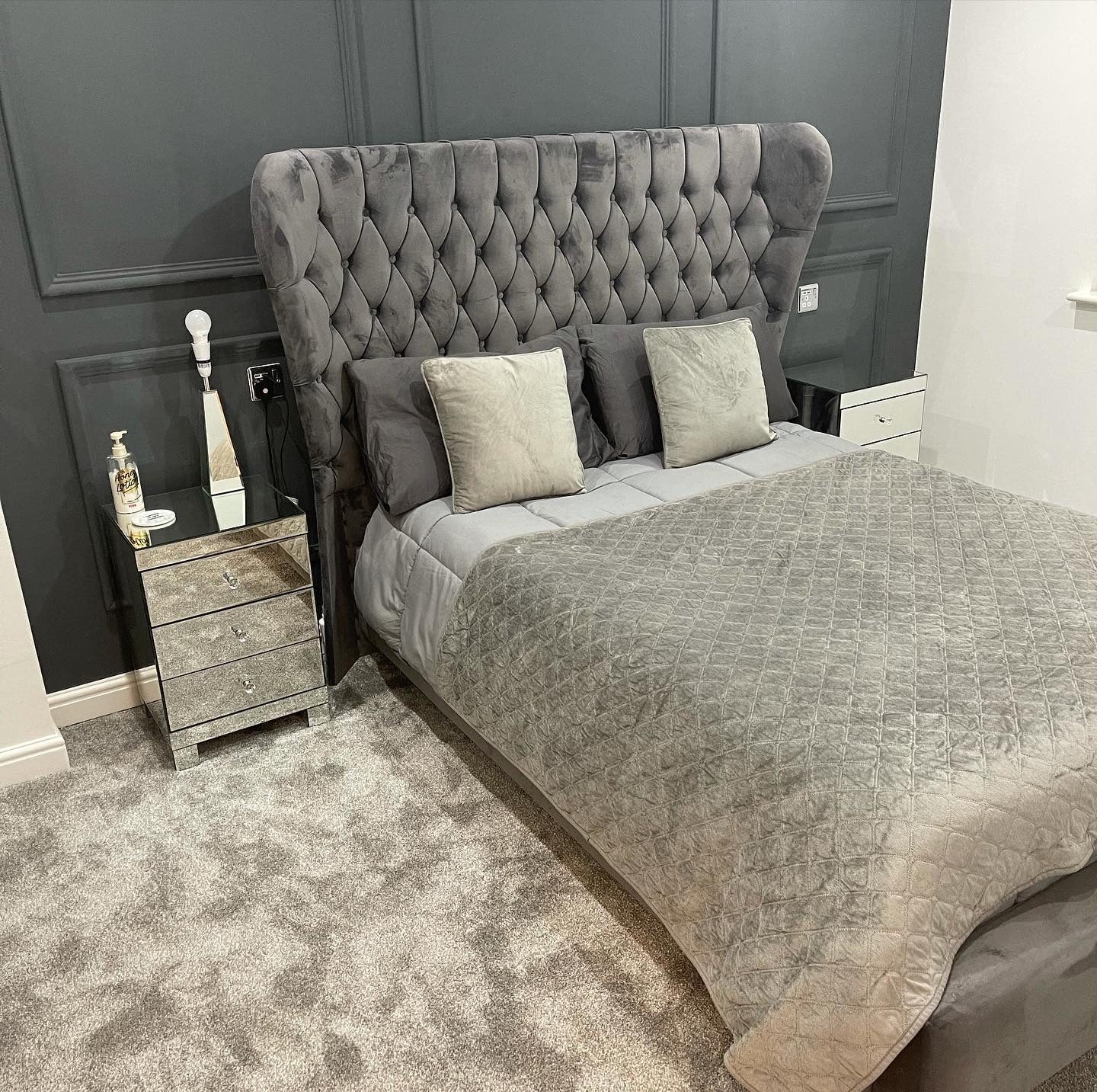 دیوار شاخص ذغالی با جزئیات مخملی خاکستری