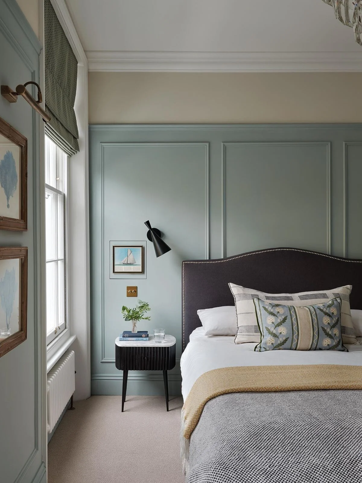 دیوارهای سبز کم‌ رنگ با جذابیت کلاسیک موکت خاکستری