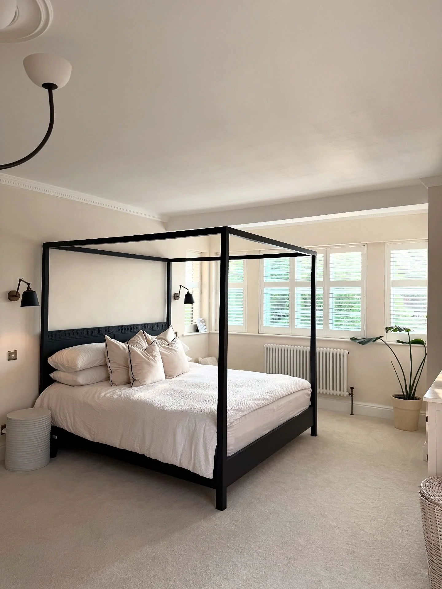 مینیمالیسم چهارستونه روی موکت خاکستری نرم