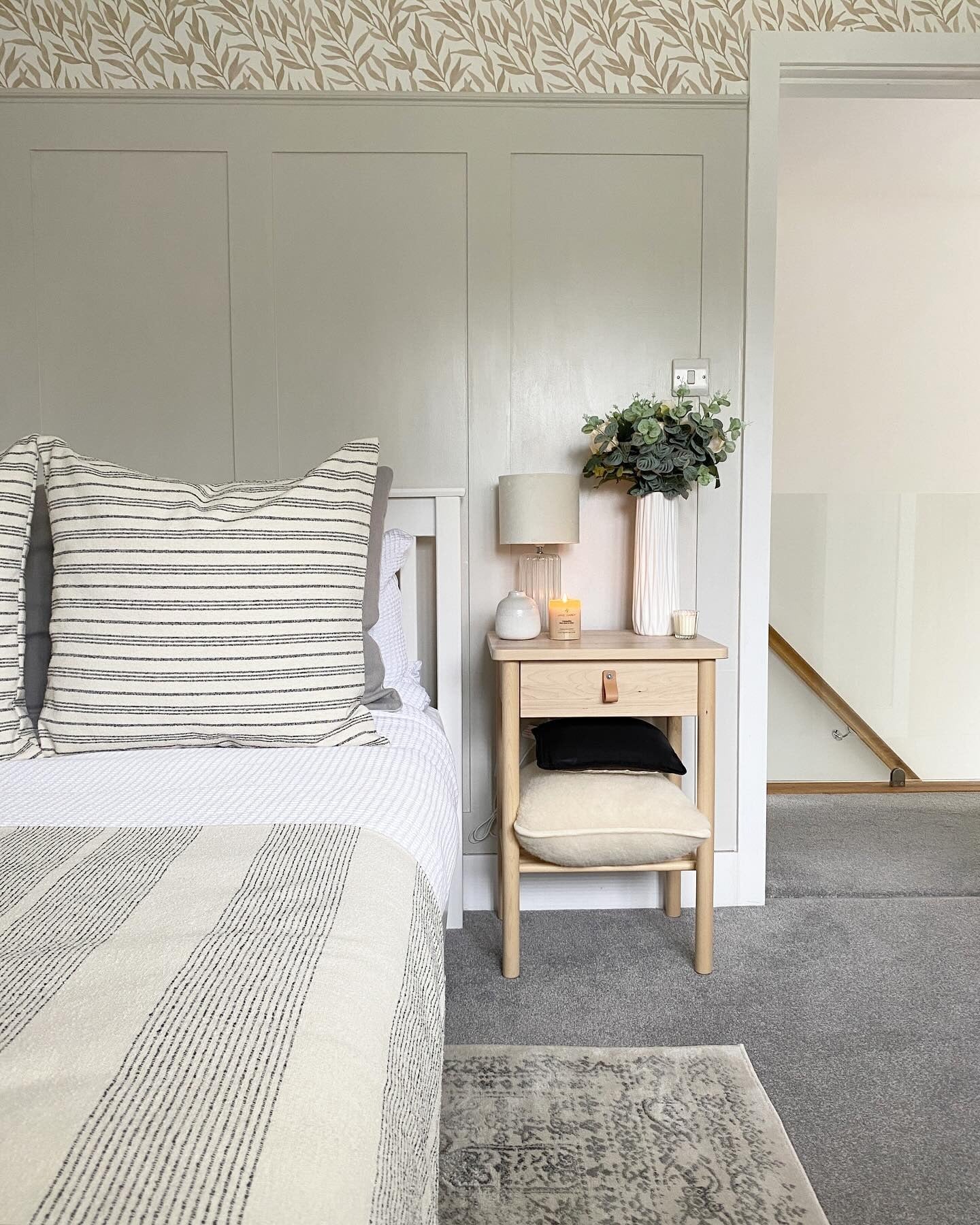 پنل‌های مریم‌گلی با تأکید بر رنگ‌های خنثی گرم